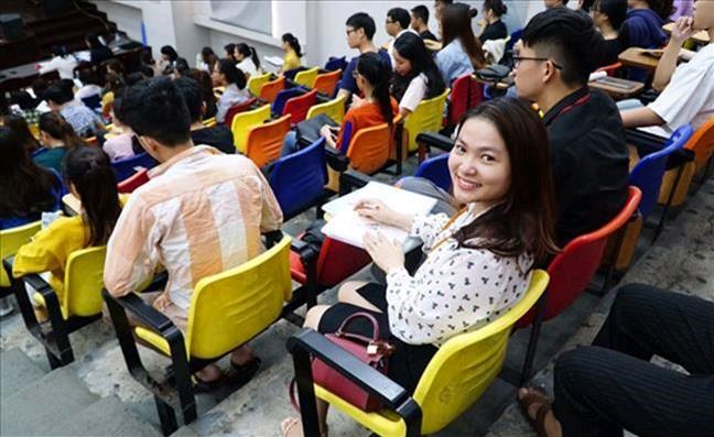 Thanh Xuân này đừng lỡ hẹn với Đại học Duy Tân - View đẹp ngây ngất  với những hàng ghế nhiều màu sắc tại giảng đường