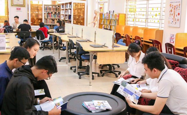 Thư viện xịn sò nên lúc nào cũng đông đảo sinh viên đến học tập & nghiên cứu
